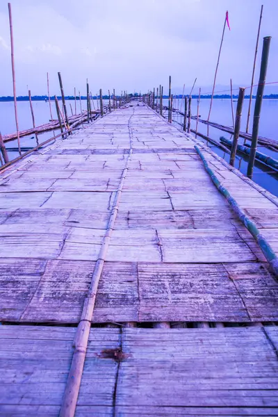 タイの湖の竹橋 — ストック写真
