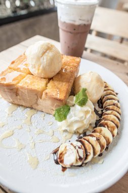 Dondurma ve beyaz tabak, Tayland