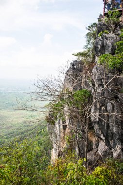 Tayland 'ın Lampang bölgesindeki ağaçlar, mağaralar ve Pan şehri.
