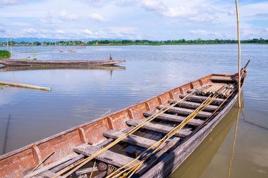 Tayland, Kwan Phayao Gölü 'ndeki yerli Tayland teknesi..