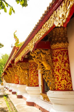 Phayao vilayetindeki Phra Nang Din tapınağındaki kilisenin etrafında Tayland tarzı sanat dekorasyonu..