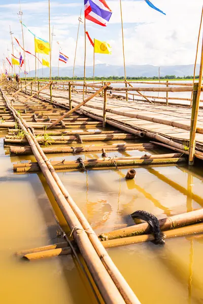 PHAYAO, THAILAND - 2 Haziran 2017: Phayao eyaletinin Kwan Phayao gölündeki bambu köprü.