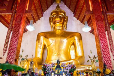 Tayland 'ın Phayao eyaletindeki Si Khom Kham tapınağındaki büyük Buda heykeli.