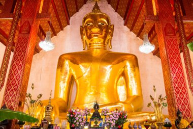 Tayland 'ın Phayao eyaletindeki Si Khom Kham tapınağındaki büyük Buda heykeli.