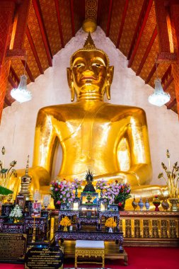 Tayland 'ın Phayao eyaletindeki Si Khom Kham tapınağındaki büyük Buda heykeli.