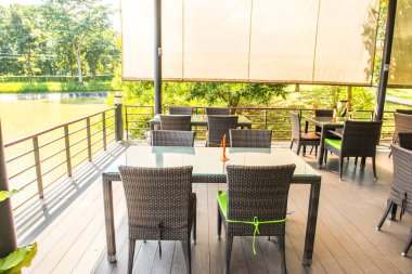 Tayland 'ın Chiang Rai şehrinde göllü yemek masası..