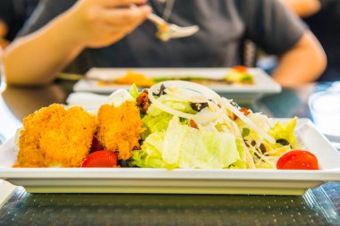 Kızarmış balıklı sebze salatası, Tayland.