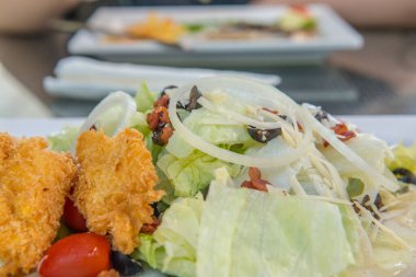 Kızarmış balıklı sebze salatası, Tayland.