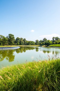 Tayland 'ın Chiang Rai bölgesinde mavi gökyüzü ile göl.