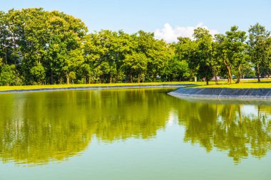 Tayland 'ın Chiang Rai bölgesinde mavi gökyüzü ile göl.