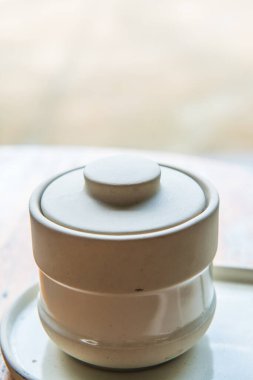 Kapaklı modern seramik kavanoz, Tayland.