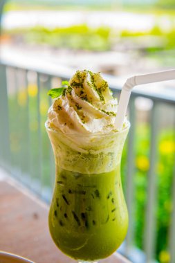 Krem şantili buzlu yeşil çay, Tayland.