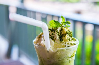 Krem şantili buzlu yeşil çay, Tayland.