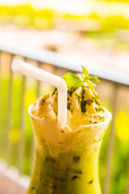 Krem şantili buzlu yeşil çay, Tayland.