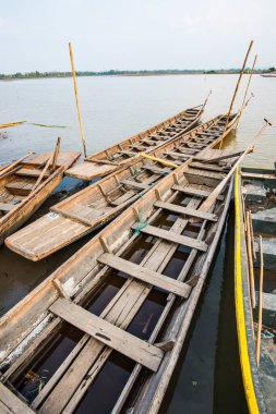 Tayland usulü gölde bir tekne, Tayland