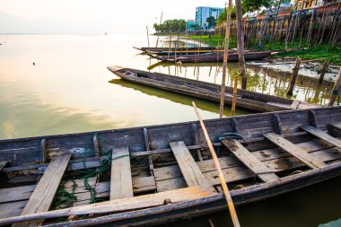 Tayland usulü gölde bir tekne, Tayland