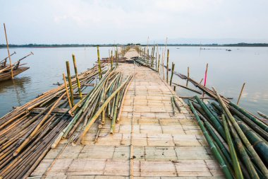 Tayland 'da, gölde Bambu Köprüsü
