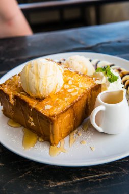 Beyaz Bulaşık, Tayland 'da Ballı Tost.