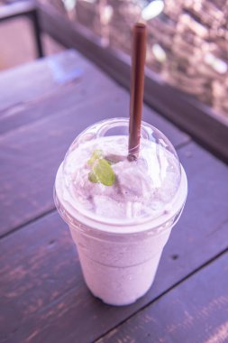 Plastik camlı yabanmersini smoothie, Tayland.