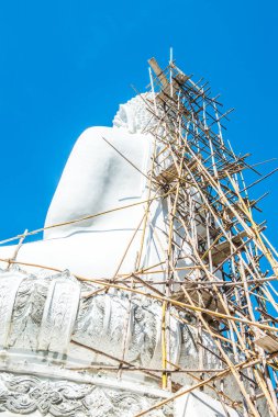 Beyaz Buda heykeli, Tayland 'daki Phra Maeyen tapınağında yapım aşamasında..