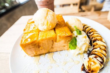 Dondurma ve beyaz tabak, Tayland