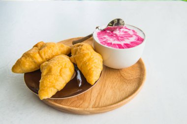 Tayland 'da beyaz masada taze kruvasan ile taze süt.