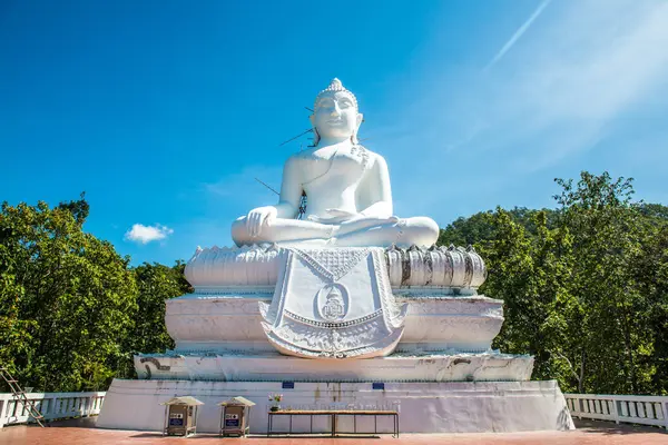 Beyaz Buda heykeli, Tayland 'daki Phra Maeyen tapınağında yapım aşamasında..