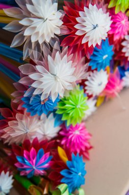 Plastik tüpten yapılmış renkli çiçekler, Tayland