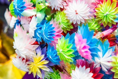 Plastik tüpten yapılmış renkli çiçekler, Tayland