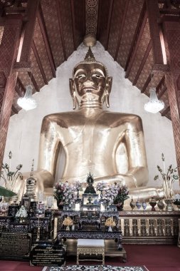 Tayland 'ın Phayao eyaletindeki Si Khom Kham tapınağındaki büyük Buda heykeli.