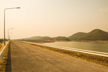 Mae Ngat Somboon Barajı, Tayland Yolu.