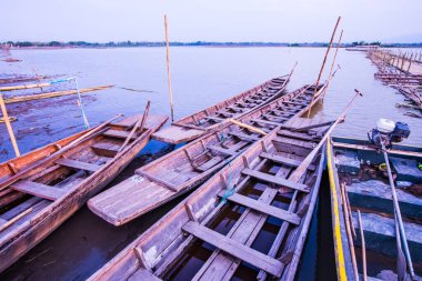 Tayland usulü gölde bir tekne, Tayland