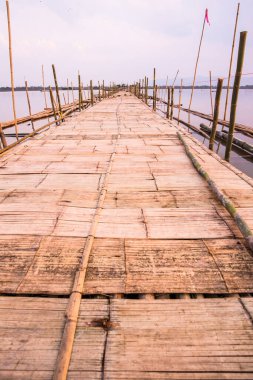 Tayland 'da, gölde Bambu Köprüsü