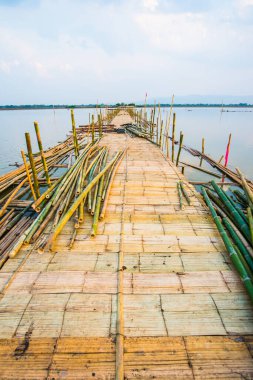 Tayland 'da, gölde Bambu Köprüsü