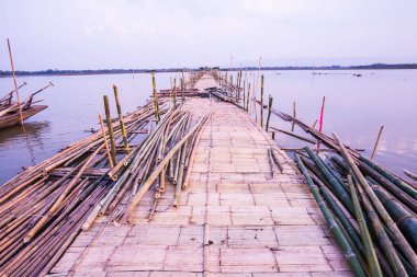 Tayland 'da, gölde Bambu Köprüsü