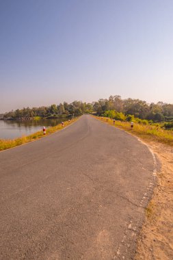 Chiangmai, Tayland 'da Huay Tueng Tao Gölü' nün yanındaki yol..