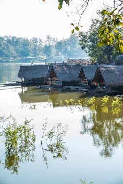 Tayland 'ın Chiangmai ilindeki Huay Tueng Tao gölünün manzara manzarası.
