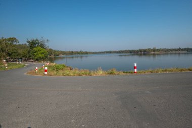 Chiangmai, Tayland 'da Huay Tueng Tao Gölü' nün yanındaki yol..