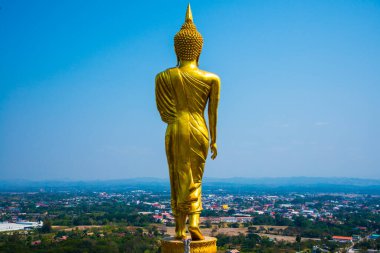 Phra 'da yürüyen altın Buda heykeli. Khao Noi tapınağı, Tayland.