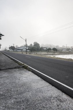 Tayland 'ın Phayao eyaletinde kış mevsiminde sisli koşu pisti.