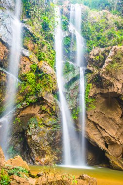 Tayland 'ın Chiangmai ilinde Mork Fa şelalesi.