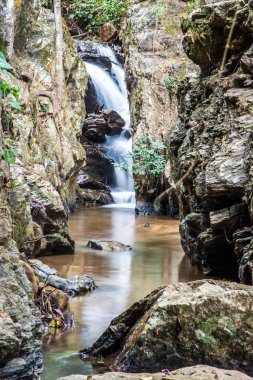 Mork Fa şelalesinin manzarası, Tayland.
