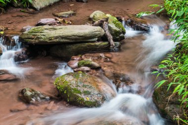Champa Tanga Şelalesinde Su Akıyor, Tayland.