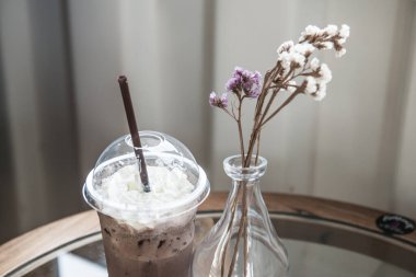 Plastik bardakta buzlu kakao, Tayland.