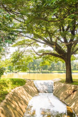 Su, Tayland 'daki küçük beton kanala taşar..
