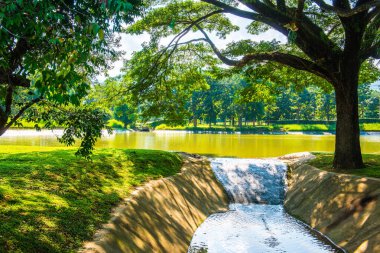 Su, Tayland 'daki küçük beton kanala taşar..