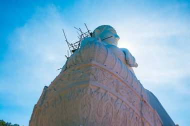 Beyaz Buda heykeli, Tayland 'daki Phra Maeyen tapınağında yapım aşamasında..