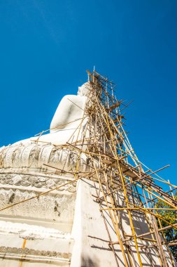 Beyaz Buda heykeli, Tayland 'daki Phra Maeyen tapınağında yapım aşamasında..