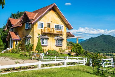 Pai City, Tayland 'daki sarı ev..