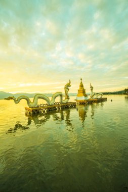 Beyaz Naga heykeli Kwan Phayao, Tayland 'da.